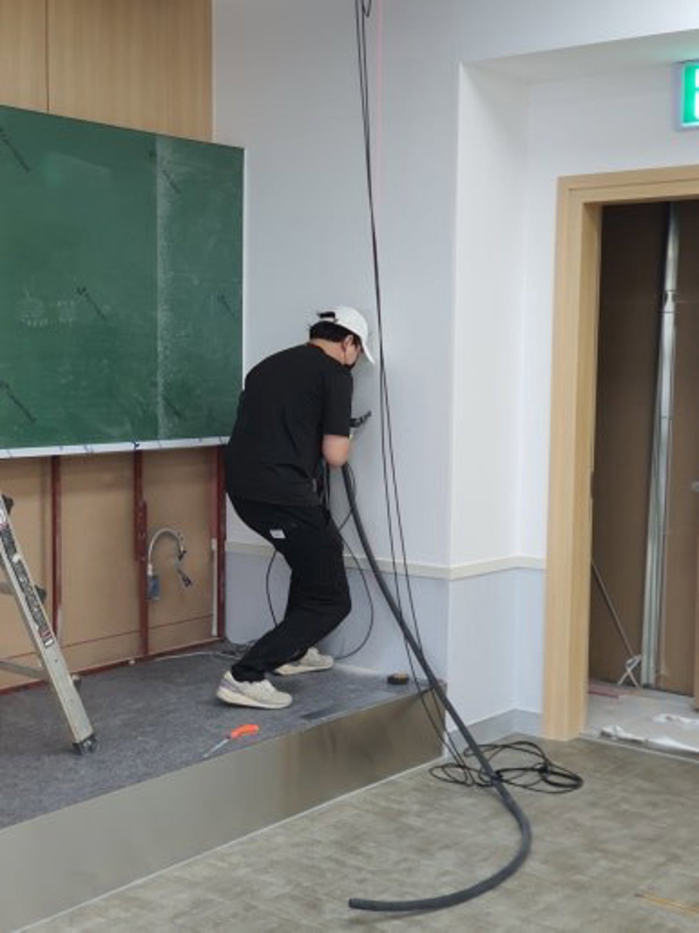 ④ 마감 전 케이블 포설