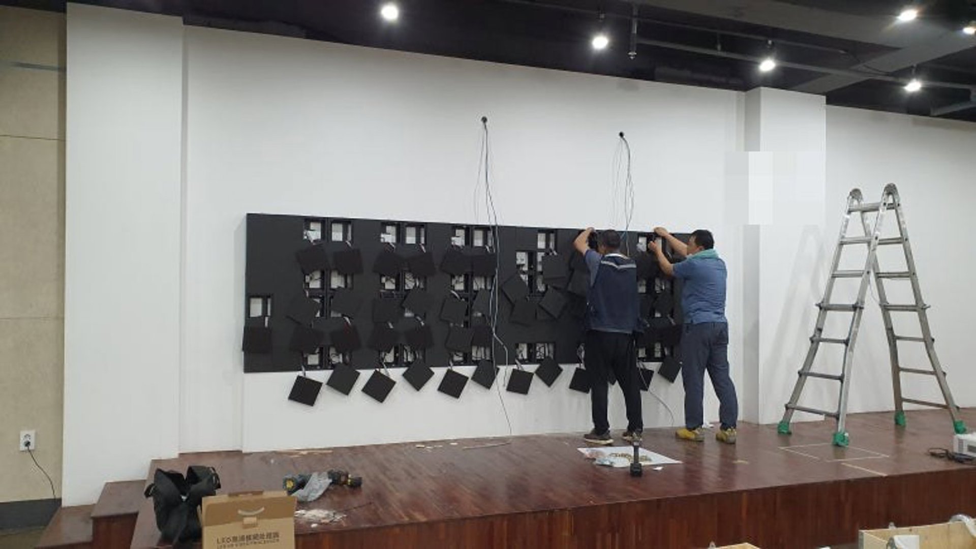 ④ 지지대 위로 캐비닛을 쌓고 모듈을 붙이는 모습