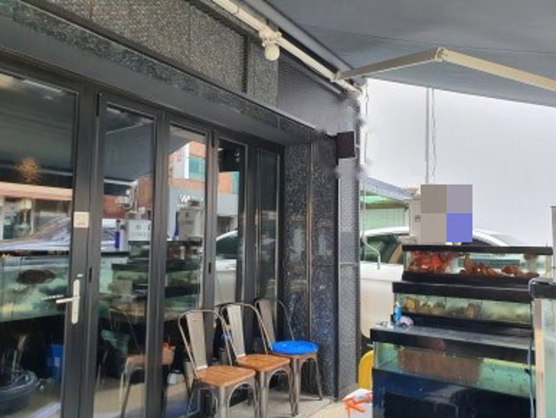 ⑤ 야외 테이블 쪽 처마 아래 스피커