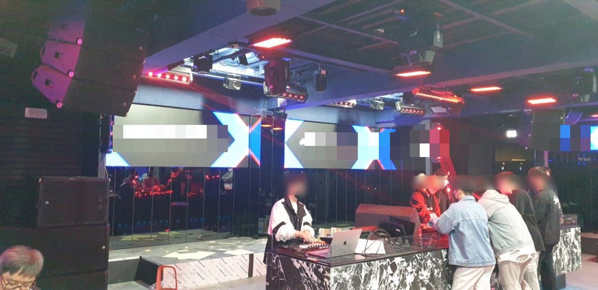 ⑤ 점등을 마친 DJ 부스 쪽 전경