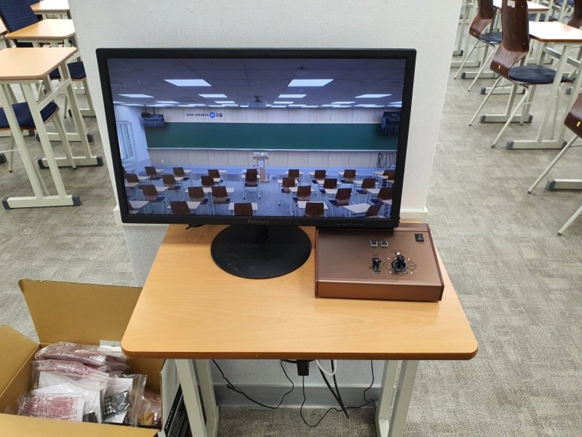 ③ 조교 자리의 카메라 조이스틱과 모니터